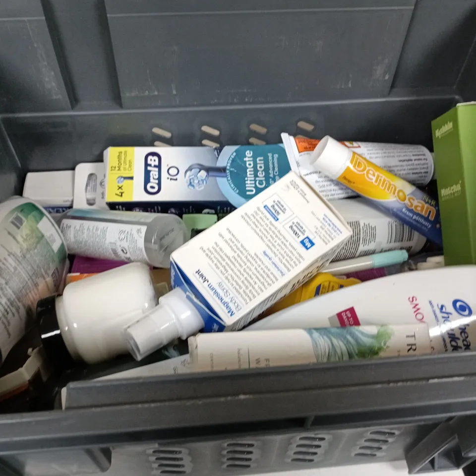 APPROXIMATEY 20 ASSORTED HEALTH AND BEAUTY PRODUCTS TO INCLUDE - HEAD AND SHOULDERS THICK AND STRONG SHAMPOO - DOVE ROLL ON DEODORANT AND JOHN FRIEDA SHEER BLONDE CONDITIONER