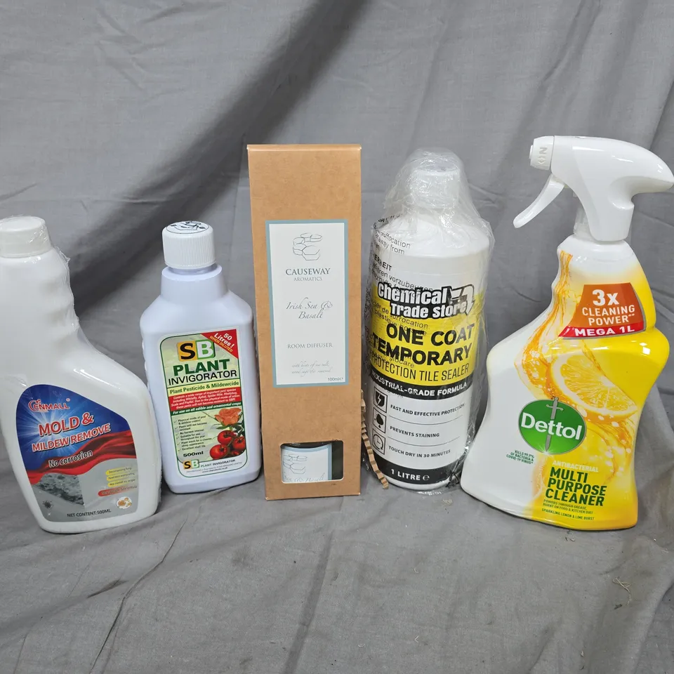APPROXIMATELY 12 ASSORTED HOUSEHOLD LIQUID PRODUCTS TO INCLUDE ROOM DIFFUSER, DETTOL MULTIPURPOSE CLEANER, MOLD & MILDEW REMOVE, ETC - COLLECTION ONLY