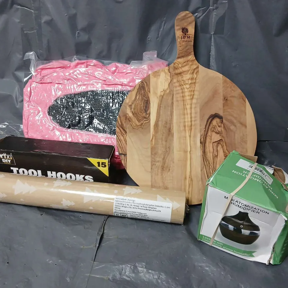 APPROXIMATELY 20 ASSORTED HOUSEHOLD ITEMS TO INCLUDE TOOL HOOKS, MINI HUMIDIFIER, WOODEN SERVING TRAY, ETC