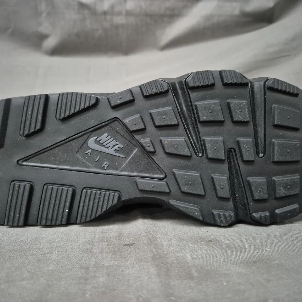 BOXED PAIR OF NIKE HUARACHE SHOES IN BLACK UK SIZE 9