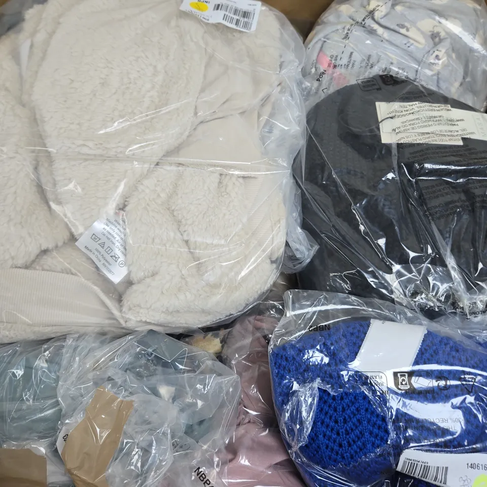 APPROXIMATELY 20 ASSORTED WOMENS CLOTHING ITEMS IN VARIOUS STYLES, SIZES & COLOURS