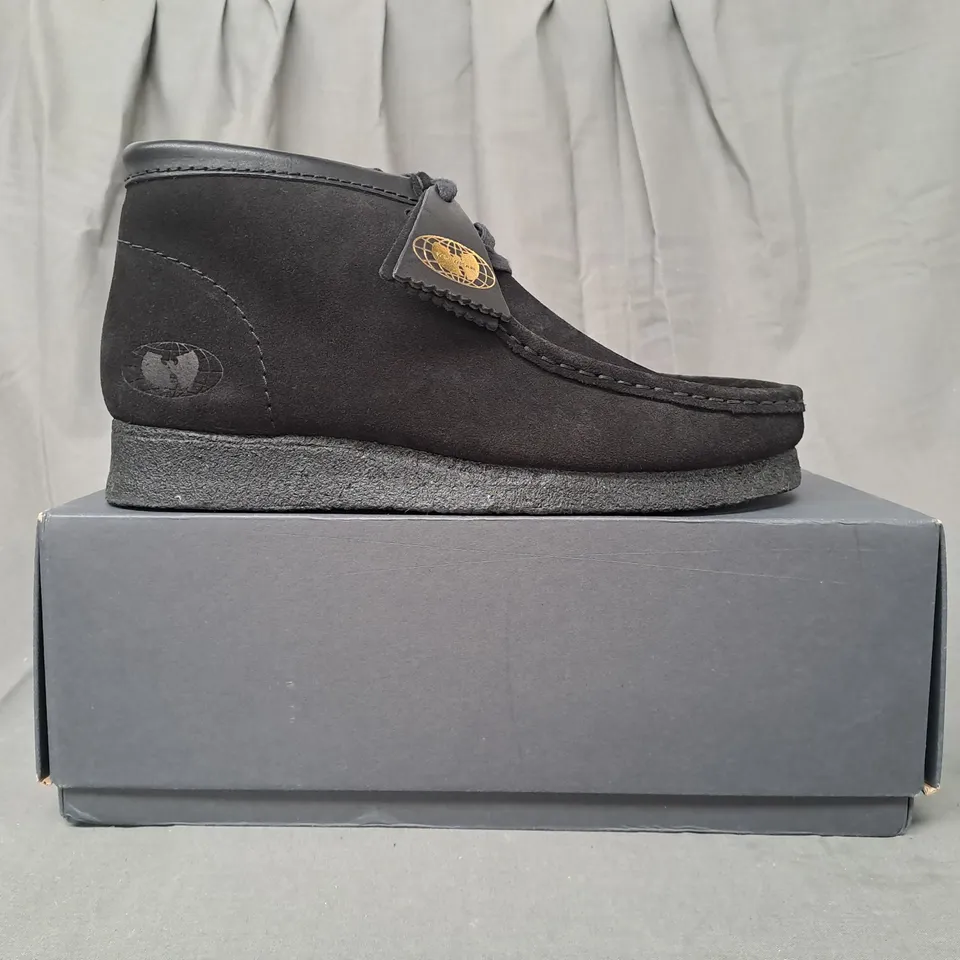 BOXED PAIR OF CLARKS ORIGINALS WALLABEE SHOES IN BLACK UK SIZE 9