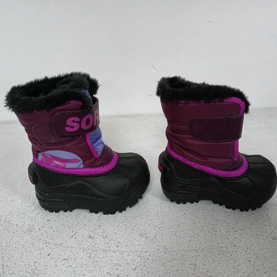 BOXED PAIR OF SOREL TODDLER SNOW COMMANDER BOOTS IN PURPPLE/BLACK - UK 4