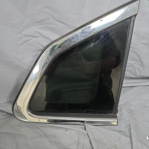 NISSAN REAR QUARTER WINDOW WITH CHROME SURROUND – FOR NISSAN VEHICLE COLLECTION ONLY 
