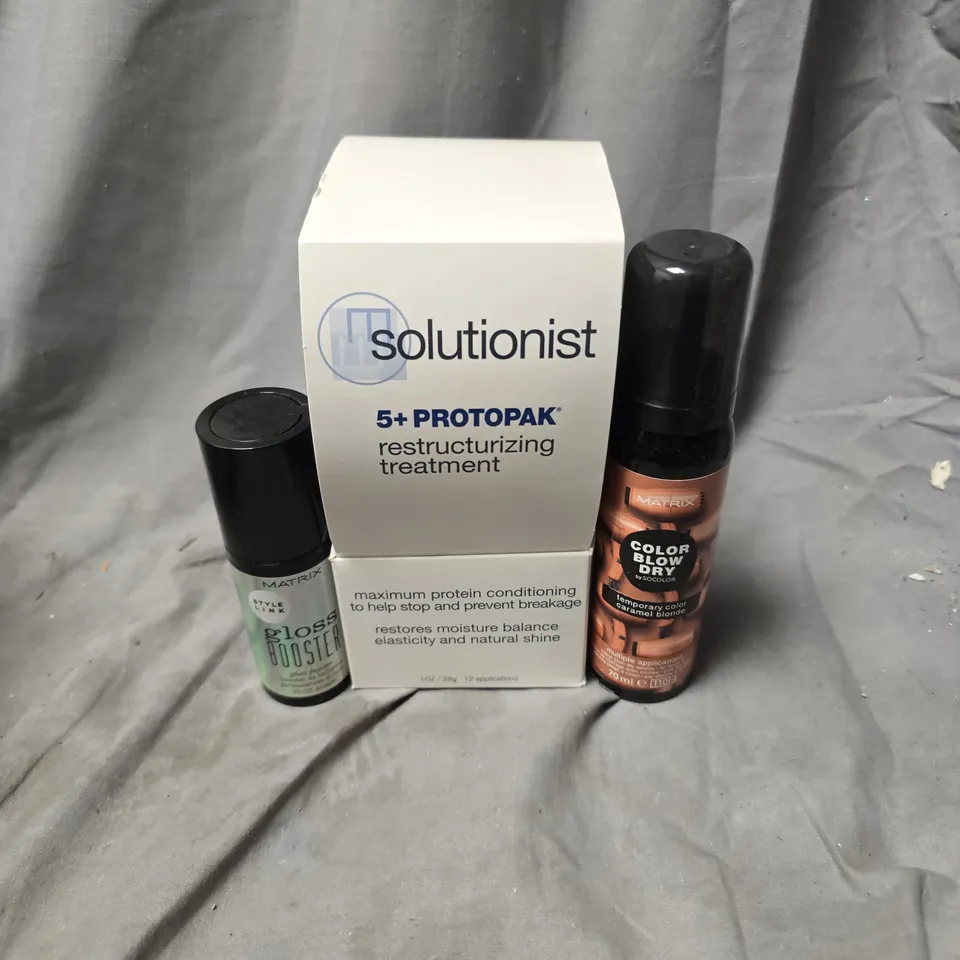 APPROXIMATELY 16 ASSORTED MATRIX PRODUCTS TO INCLUDE GLOSS BOOSTER, COLOUR BLOW DRY TEMP COLOUR CARAMEL BLONDE, SOLUTIONIST RESTRUCTURIZING TREATMENT, ETC 