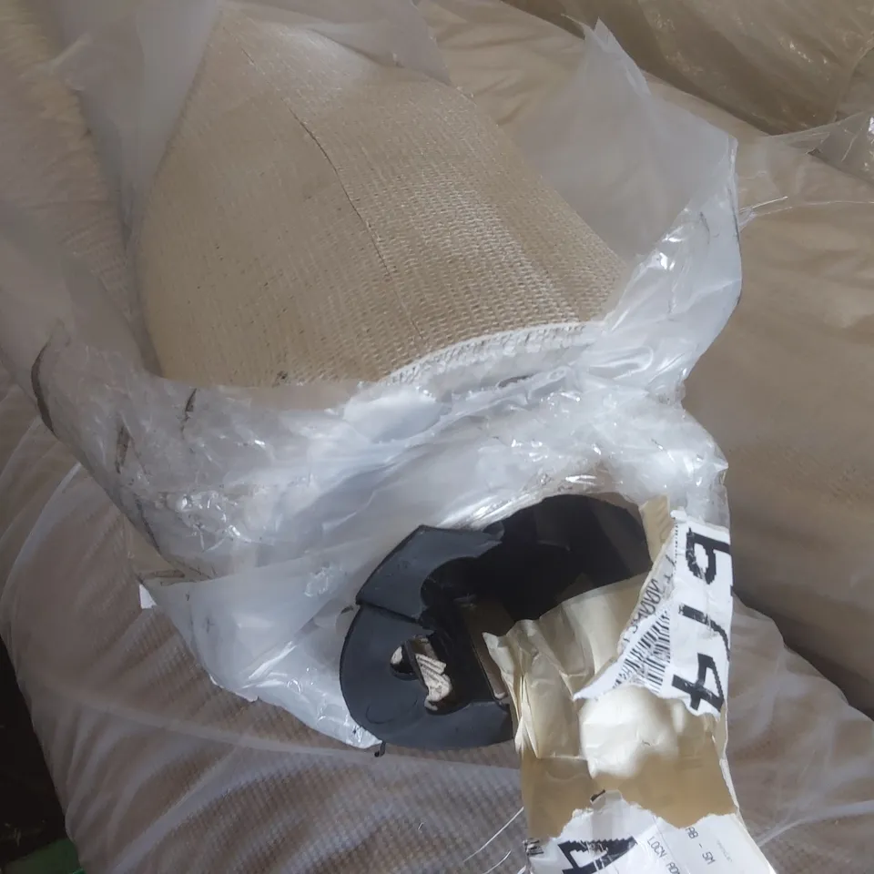 ROLL OF QUALITY DURHAM TWIST DOVER WHITE CARPET - APPROXIMATELY 2 x 5m