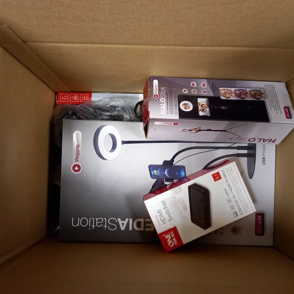 LOT OF APPROXIMATELY 10 ELECTRICALS TO INCLUDE 'ONE FOR ALL' HDMI SWITCHER, VLOGGING SERIES MEDIA STATION 3-IN-1 MULTI STAND, VLOGGING SREIES HALO STICK SELFIE STICK, ETC