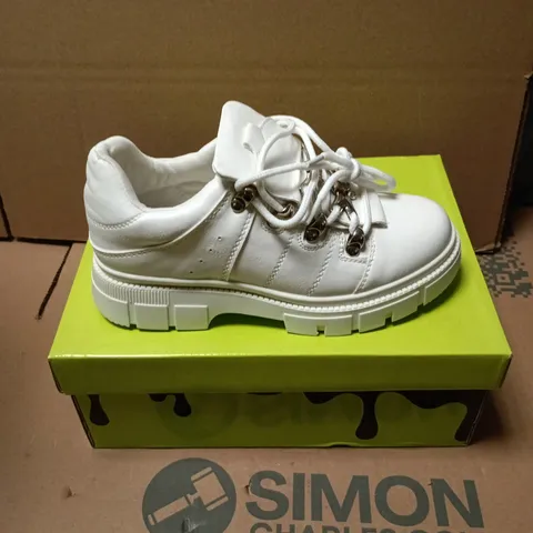 BOXED PAIR OF KOI KIDS LIL RIMO CORE WHITE TRAINERS - UK KIDS 1