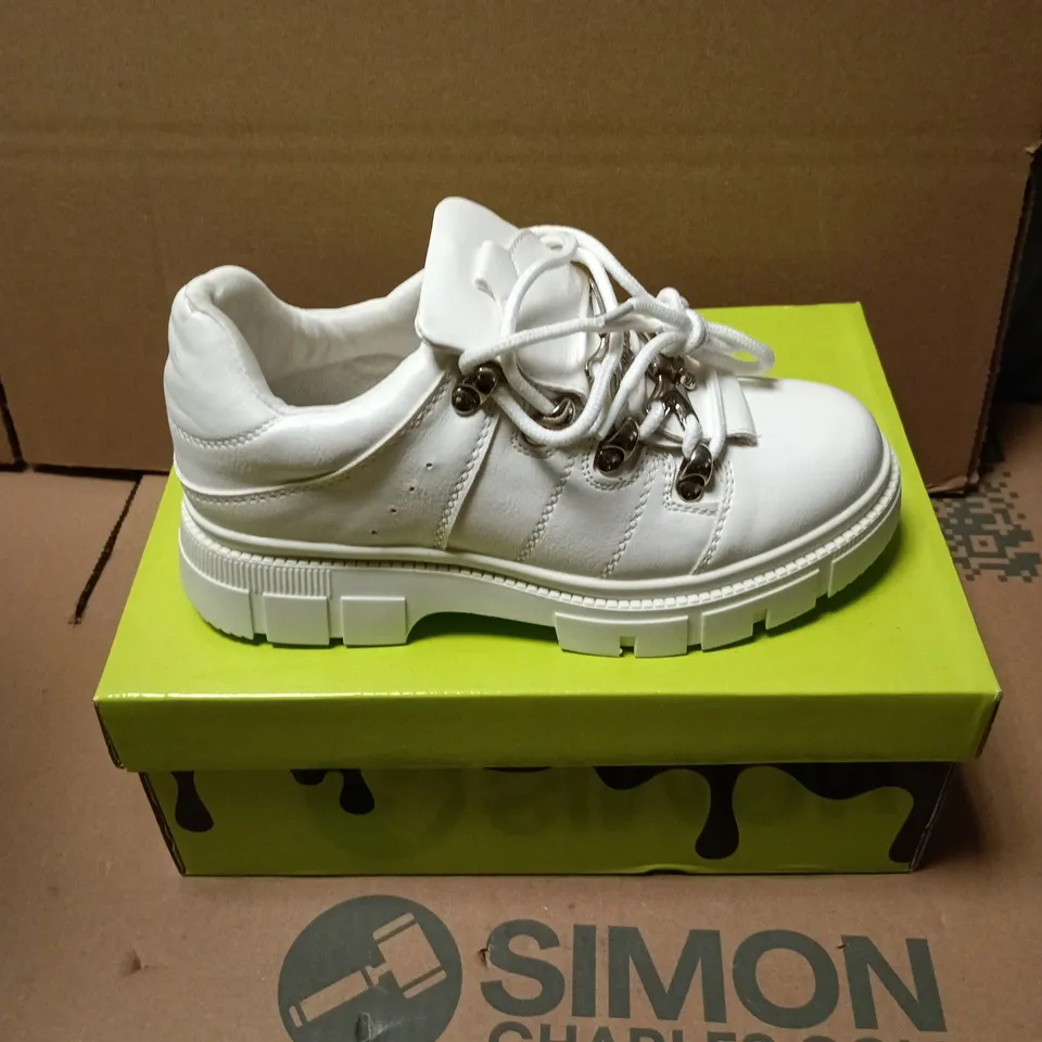 BOXED PAIR OF KOI KIDS LIL RIMO CORE WHITE TRAINERS - UK KIDS 1