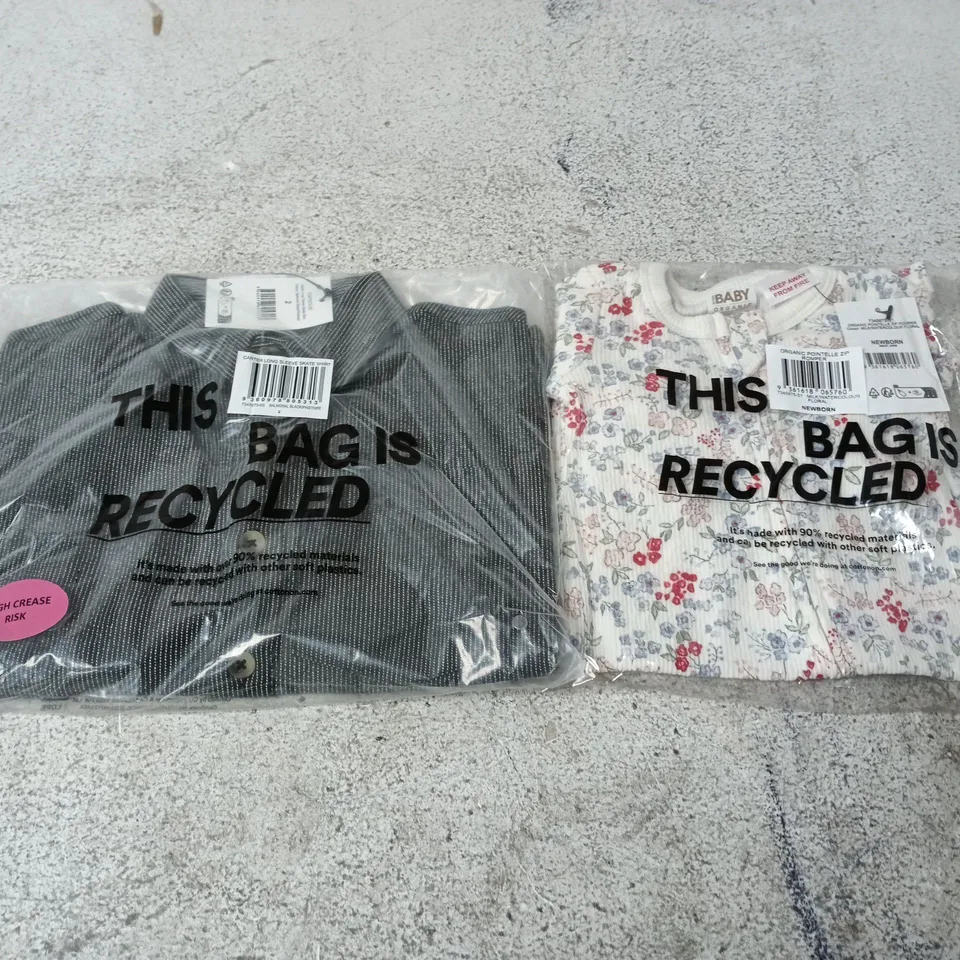 APPROXIMATELY 25 ASSORTED KIDS CLOTHING ITEMS IN VARIOUS SIZES, COLOURS & STYLES TO INCLUDE CARTER LONG SLEEVE SKATE SHIRT, ORGANIC POINTELLE ZIP ROMPER, ETC