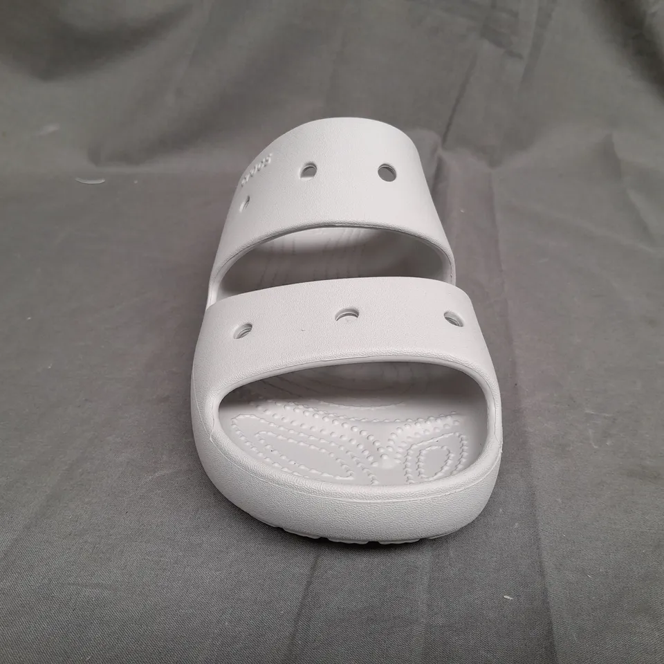 CROCS CLASSIC SANDAL V2 IN GREY - UK 7M/W8