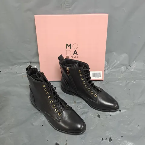 BOXED PAIR OF MODA IN PELLE PENELOPI BLACK LEATHER BROGUE DETAIL LACE UP BOOT SIZE 39