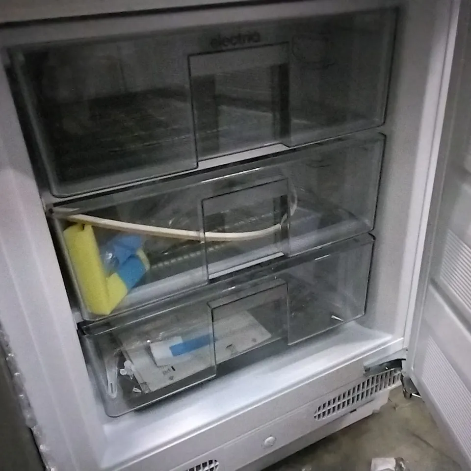 UNDERCOUNTER FREEZER WITH 3 DRAWERS