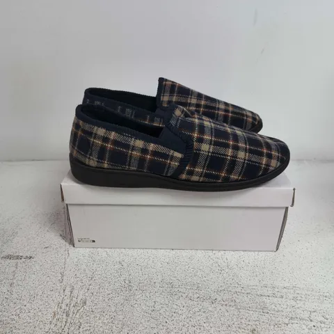 BOXED PAIR OF JO & JOE CARL SLIPPERS IN NAVY - UK 11