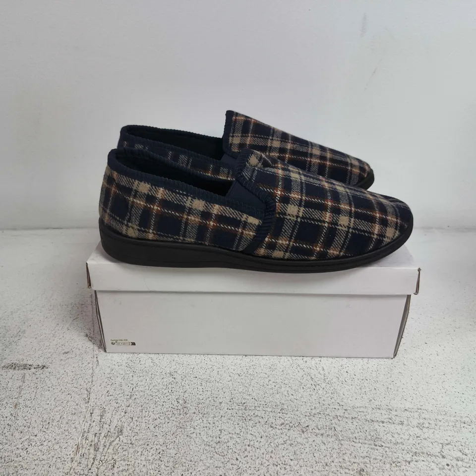 BOXED PAIR OF JO & JOE CARL SLIPPERS IN NAVY - UK 11