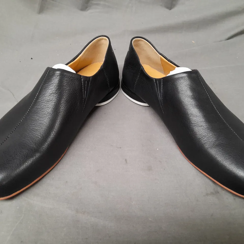 BOXED PAIR OF SASAIA SLIP-ON SHOES IN BLACK EU SIZE 44