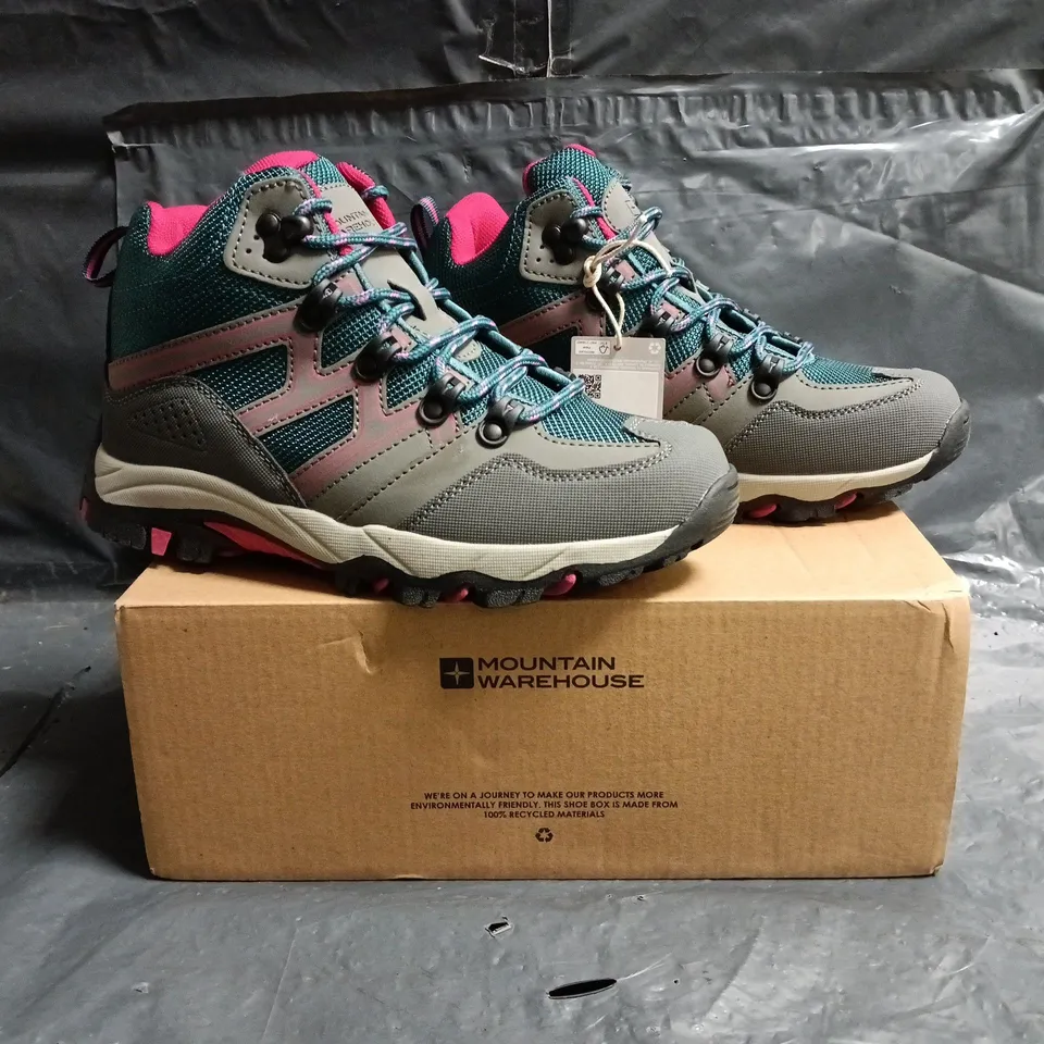 BOXED PAIR OF MOUNTAIN WAREHOUSE OSCAR 2 KIDS WALKING BOOTS IN TEAL SIZE UK 3