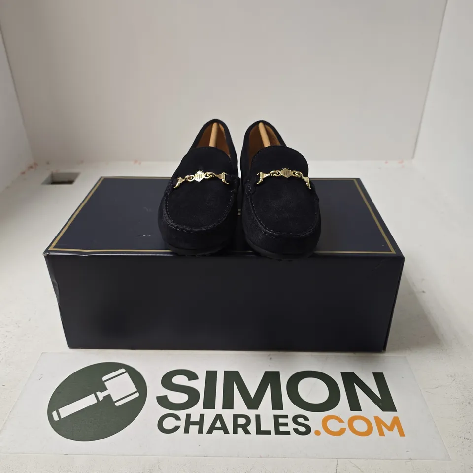 BOXED PAIR OF FAIRFAX & FAVOR LADIES TRINITY DRIVER NAVY SUEDE - UK 4