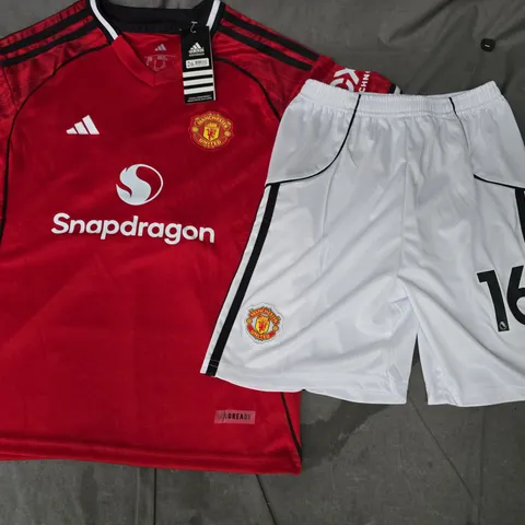 ADIDAS MANCHESTER UNITED KIDS FOOTBALL KIT SIZE UK 26 - NUMBER 16 AMAD