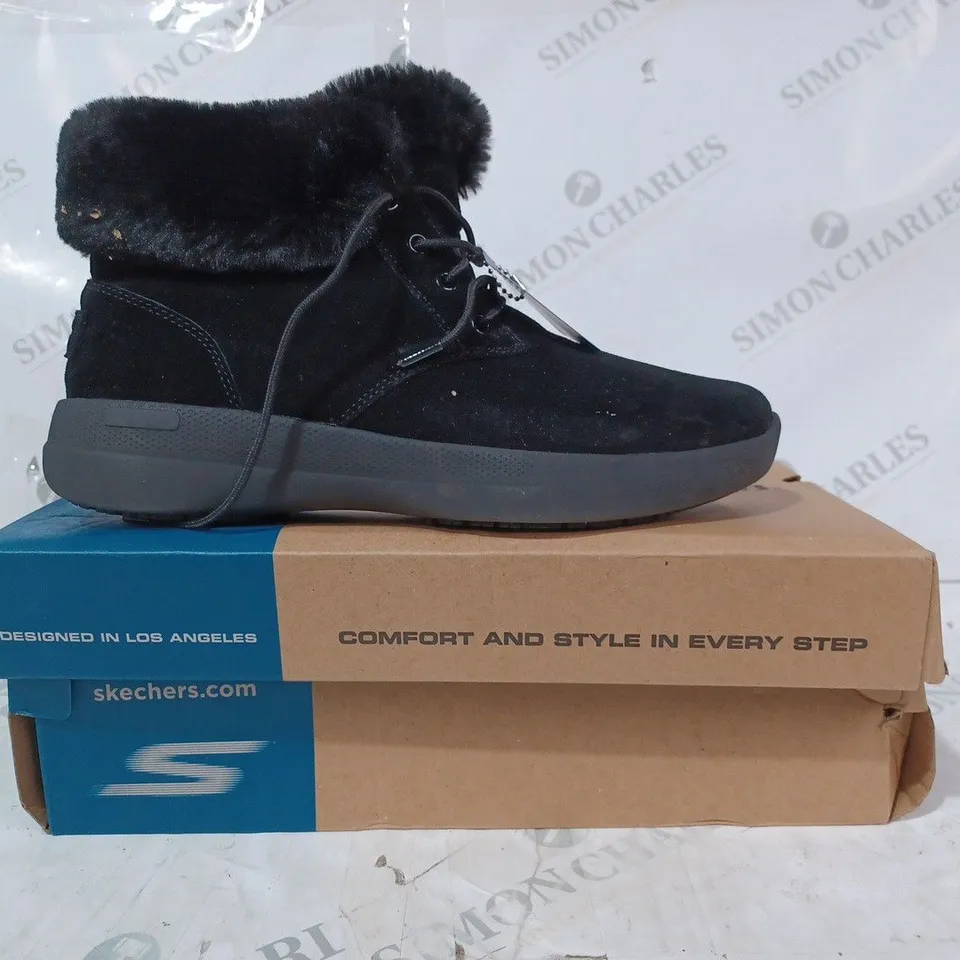 BOXED PAIR OF SKECHERS GO WALK SHOES IN BLACK SIZE 6.5