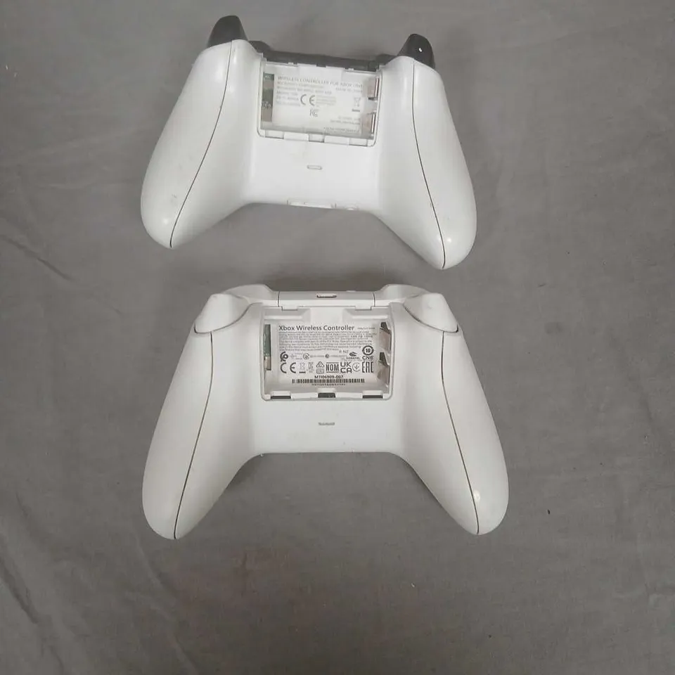 MICROSOFT XBOX WIRELESS CONTROLLERS – WHITE (PAIR)