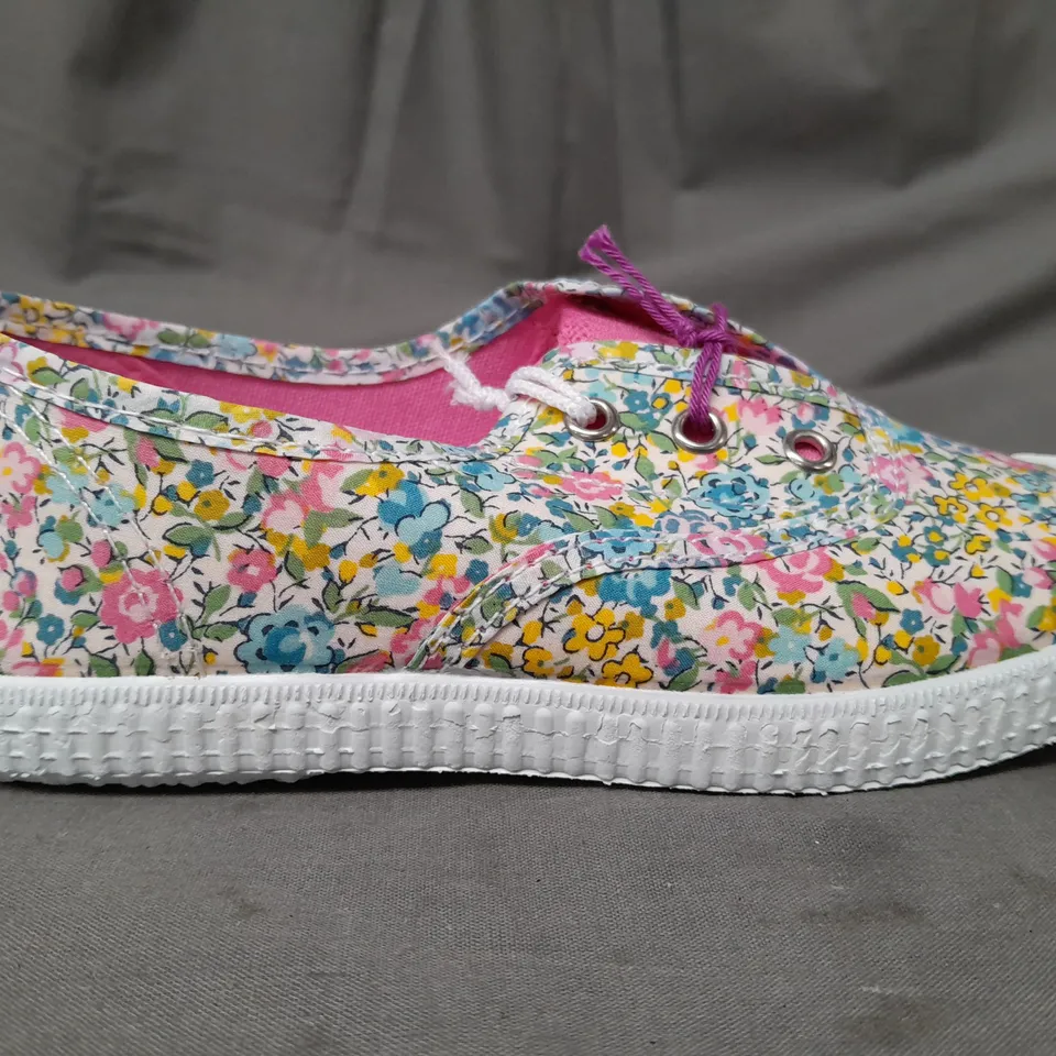BOXED PAIR OF HAMPTON CANVAS KIDS SHOES IN MULTICOLOUR EU SIZE 30