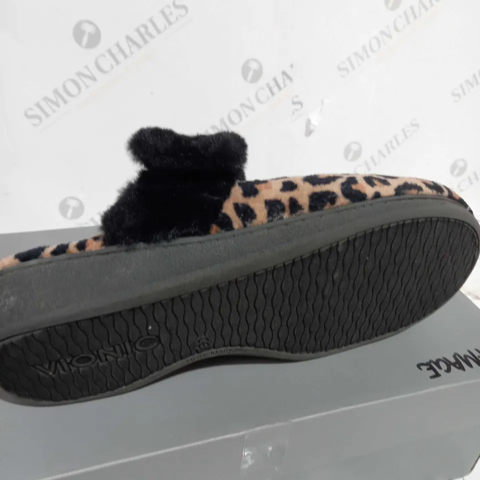 BOXED PAIR OF VIONIC MARIEL SLIPPERS IN LEOPARD PRINT SIZE 6