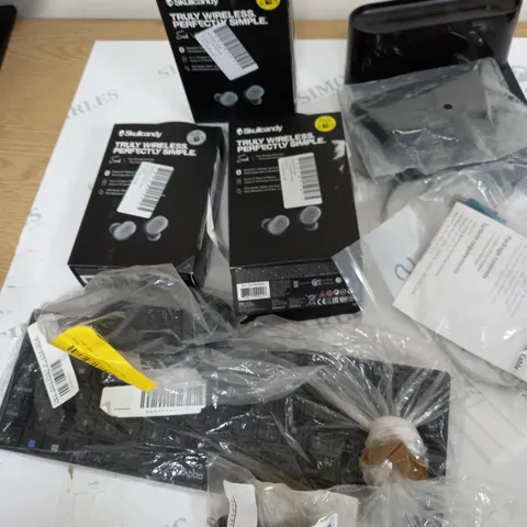APPRROXIMETELY 8 ASSORTED ELECTRICAL ITEMS INCLUDING, SKULLCANDY WIRELESS EARPHONES, KAPOO KEYBOARD MOUSE COMBO