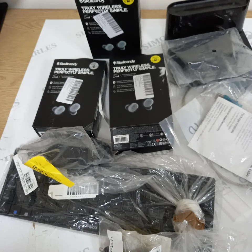 APPRROXIMETELY 8 ASSORTED ELECTRICAL ITEMS INCLUDING, SKULLCANDY WIRELESS EARPHONES, KAPOO KEYBOARD MOUSE COMBO