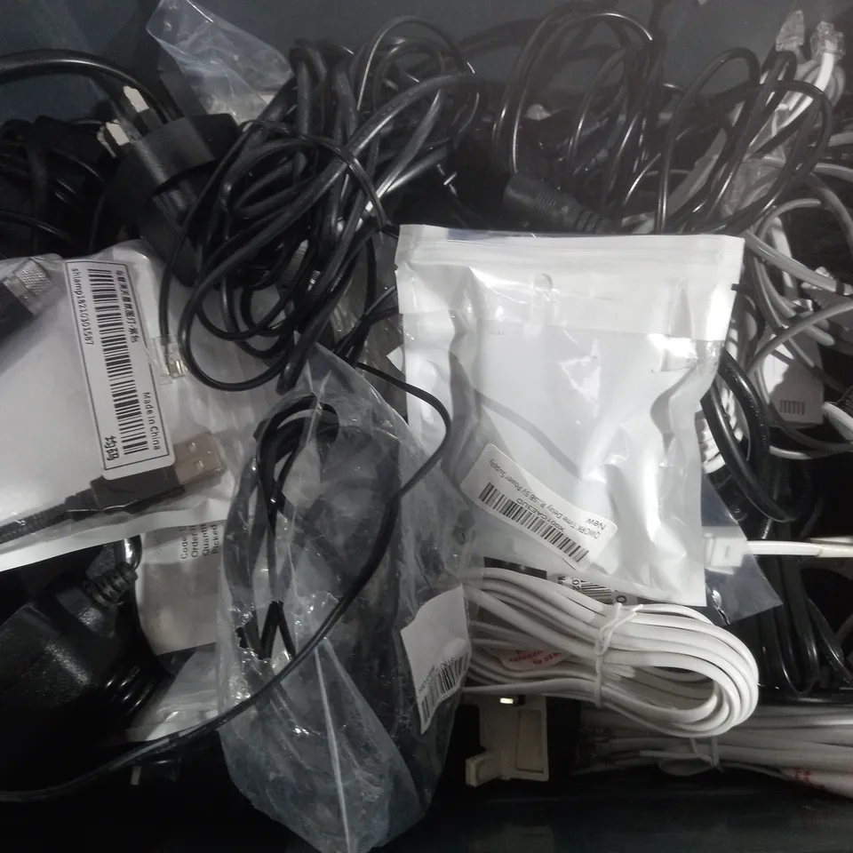 BOX OF 15 ASSORTED ITEMS TO INCLUDE - LIGHT FITTING CABLE - LAPTOP CABLE - MERCON FLOW & WATER ECT