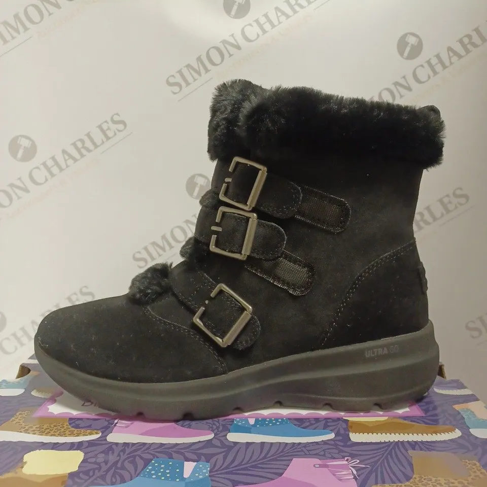 BOXED SKECHERS GLACIAL BOOTS, BLACK - SIZE 4.5