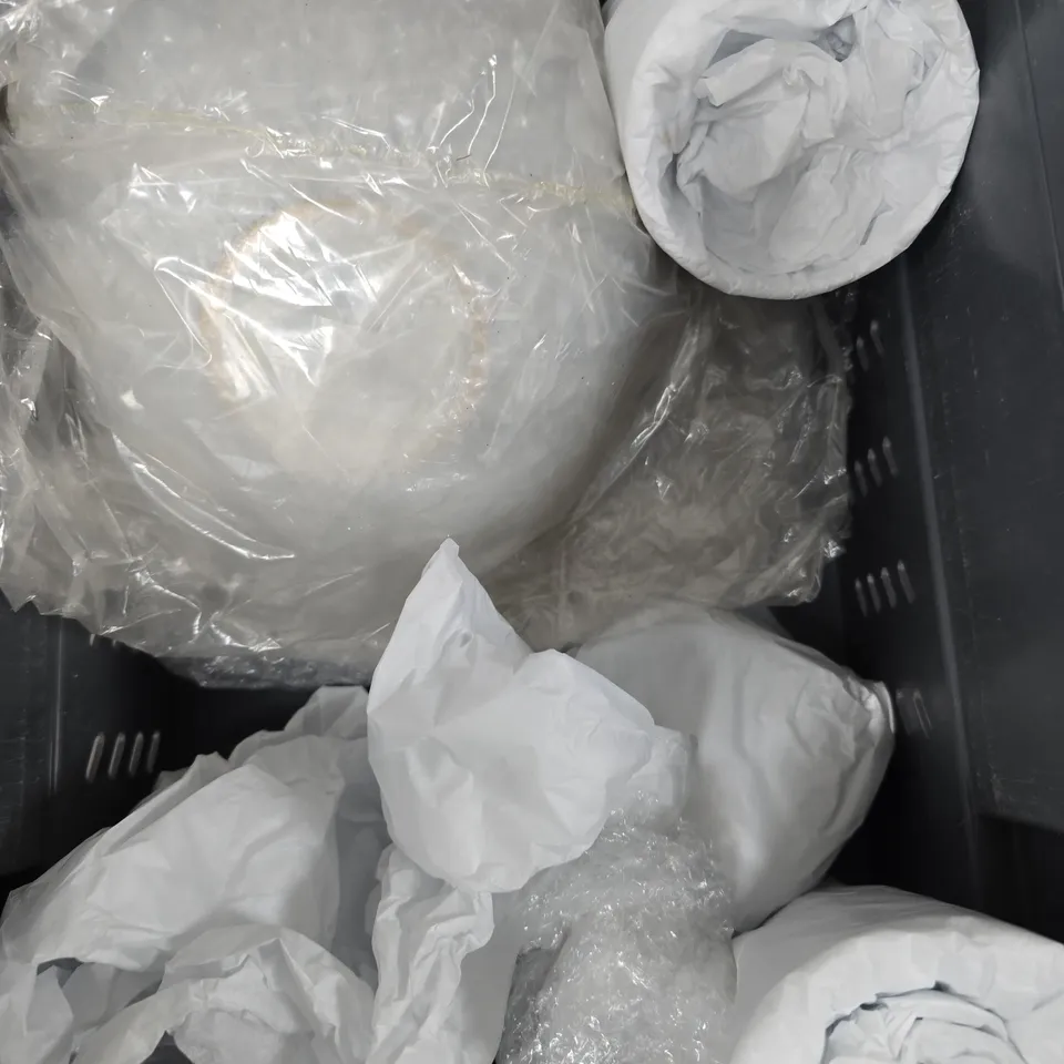 APPROXIMATELY 8 ASSORTED HOUSEHOLD PRODUCTS TO INCLUDE BOWLS, GLASS DECANTER ETC 