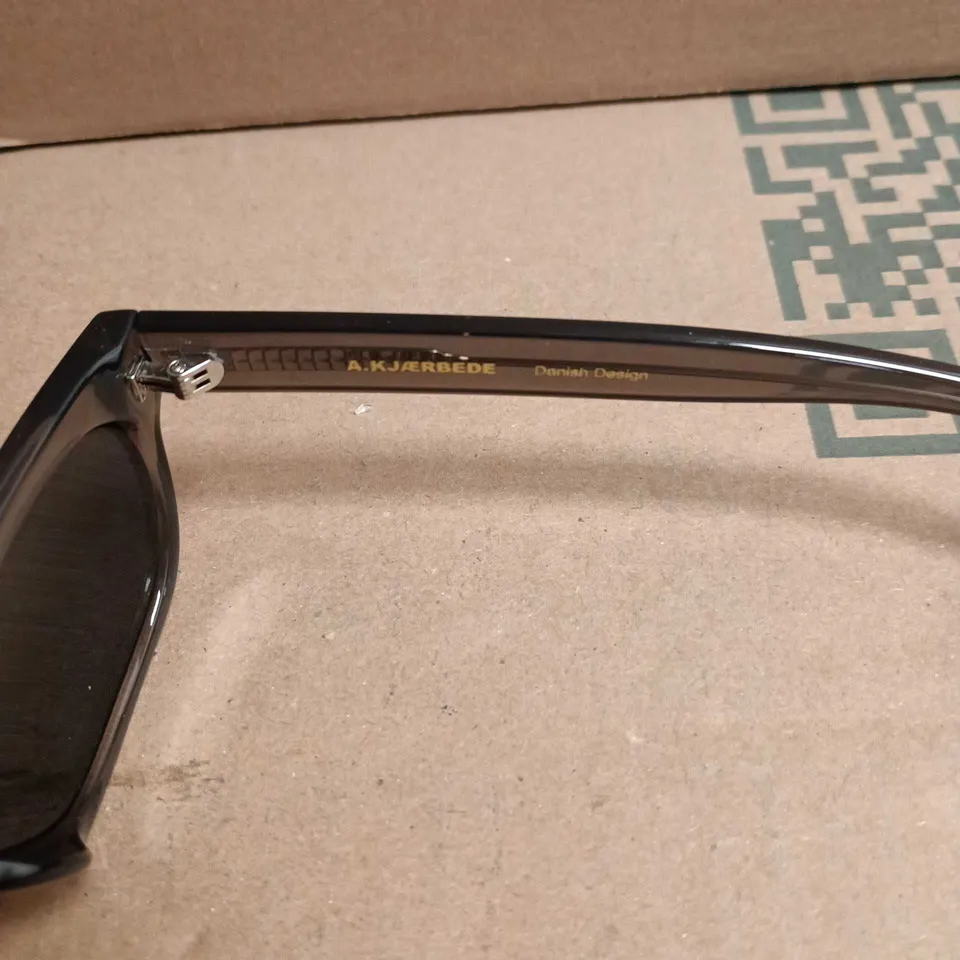 A. KJÆRBEDE SUNGLASSES – DANISH DESIGN BROR TRANSPARENT GREY ONE SIZE