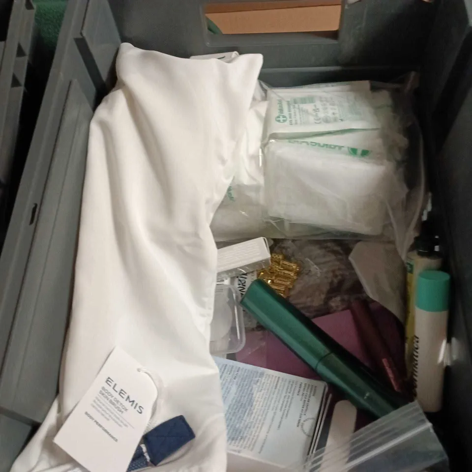 APPROXIMATEY 20 ASSORTED HEALTH AND BEAUTY PRODUCTS TO INCLUDE - HOYGI COLLAGEN NIGHT WRAPPING MASK - THE BREATH CO ORAL RINSE AND INTERDENTAL HEALTHSPAN VITAMINS