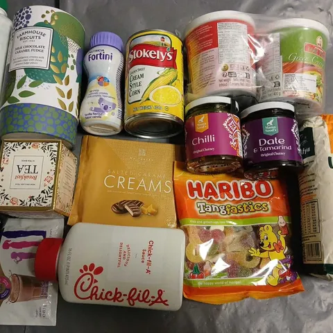 LOT OF 15 ASSORTED FOOD ITEMS TO INCLUDE CARAMEL FUDGE, GREEN CURRY PASTE AND CHICK-FIL-A SAUCE