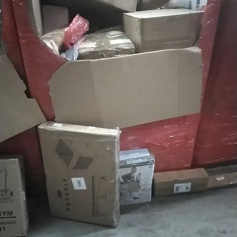 A PALLET CONTAINING ASSORTED HOUSEHOLD GOODS AND PRODUCTS TO INCLUDE; HEDGE TRIMMERS, COLLAPSIBLE SOFT CRATE, TOILET SEAT, BOXED FURNITURE ETC