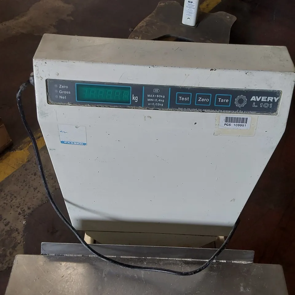 AVERY L101 PORTABLE ELECTRIC COMMERCIAL SCALE