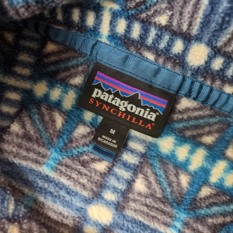 PATAGONIA SYNCHILLA FLEECE JACKET – SIZE M, BLUE GEOMETRIC PATTERN