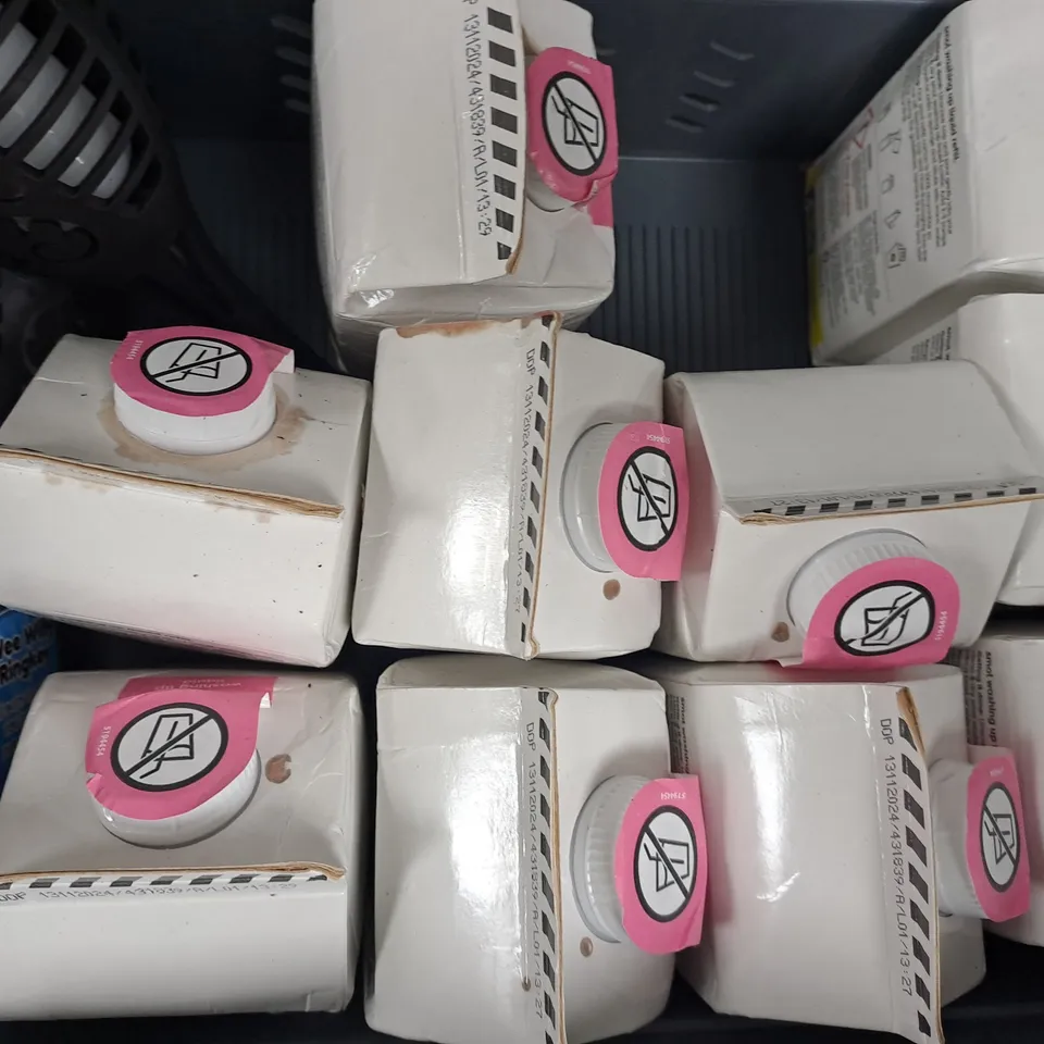 APPROXIMATELY 10 ASSORTED HOUSEHOLD ITEMS TO INCLUDE WASHING UP LIQUID, ETC - COLLECTION ONLY