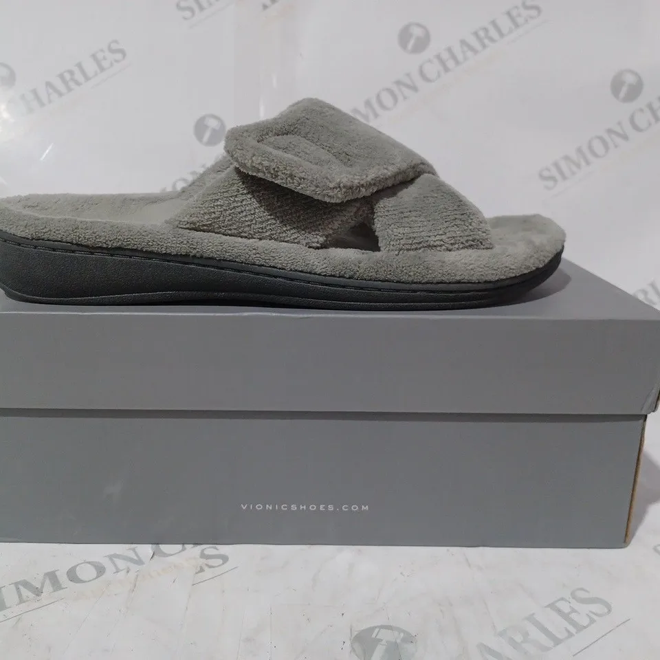 BOXED PAIR OF VIONIC SLIPPERS IN LIGHT GREY SIZE 8