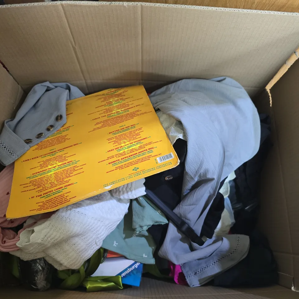 BOX OF APPROXIMATELY 20 ASSORTED ITEMS TO INCLUDE MARVEL KIDS SHIRT, JEANS ETC