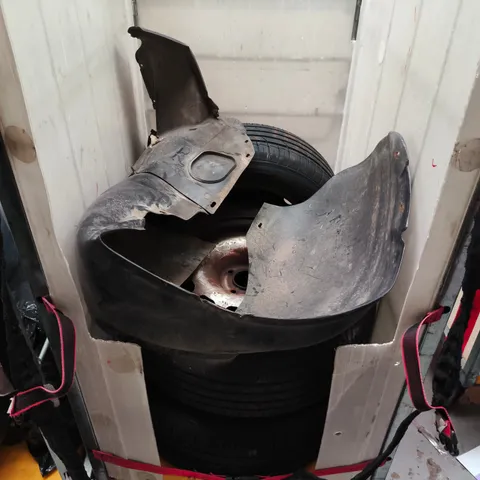 CAGE OF 3 CAR TYRES AND AN INNER TYRE PANEL