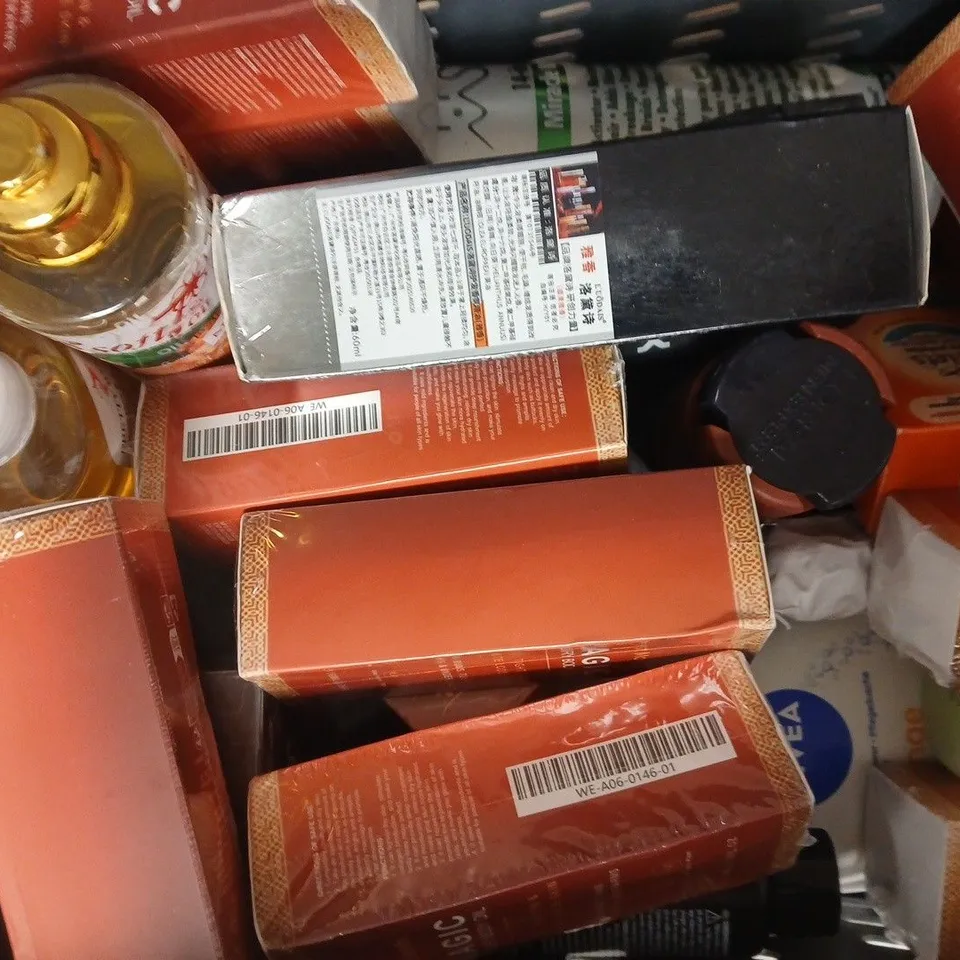 APPROXIMATELY 20 ASSORTED COSMETIC ITEMS INCLUDING VARIOUS MAKES AND BRANDS - COLLECTION ONLY