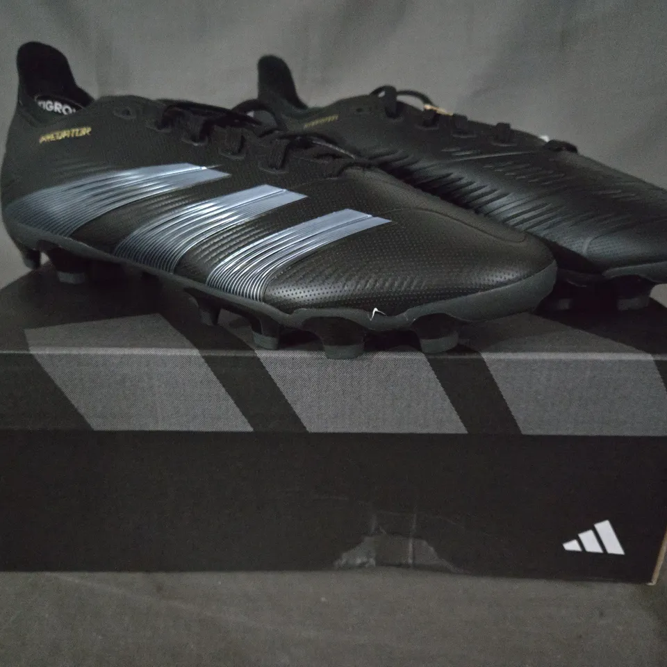 BOXED PAIR OF ADIDAS PREDATOR LEAGUE FOOTBALL BOOTS IN BLACK/CARBON UK SIZE 10.5