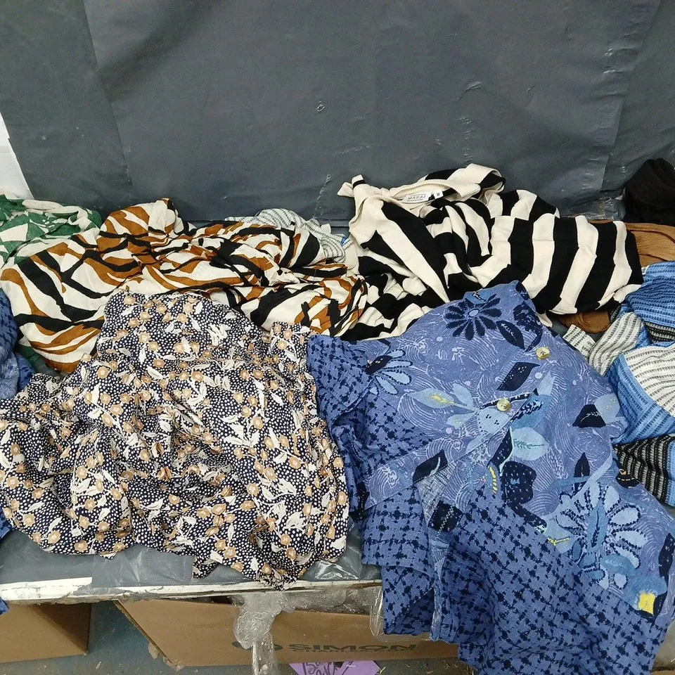 BOX OF APPROXIMATELY 12 ASSORTED CLOTHING ITEMS IN VARIOUS STYLES, COLOURS AND SIZES 