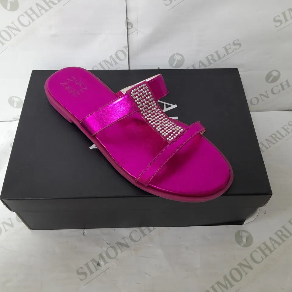 NATURALIZER RHINESTONE DETAIL STRAP SANDAL IN HOT PINK SIZE 7