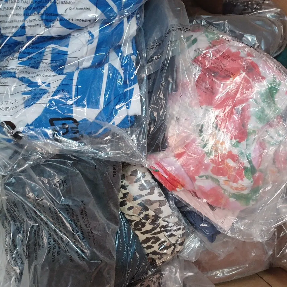 BOX OF APPROXIMATELY 25 ASSORTED CLOTHING ITEMS IN VARIOUS STYLES AND SIZES TO INCLUDE SKECHERS, WHITE STUFF, PHASE EIGHT, ETC