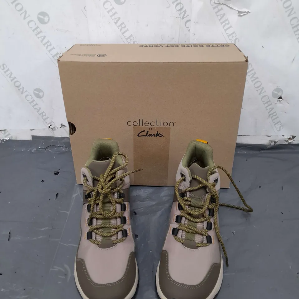 BOXED PAIR OF CLANKS JAUNT LO BOOTS DARK OLIVE COMBINATION UK 6