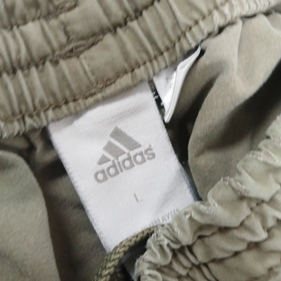 ADIDAS OLIVE GREEN CARGO SHORTS -3/4 LENGTHS - SIZE L