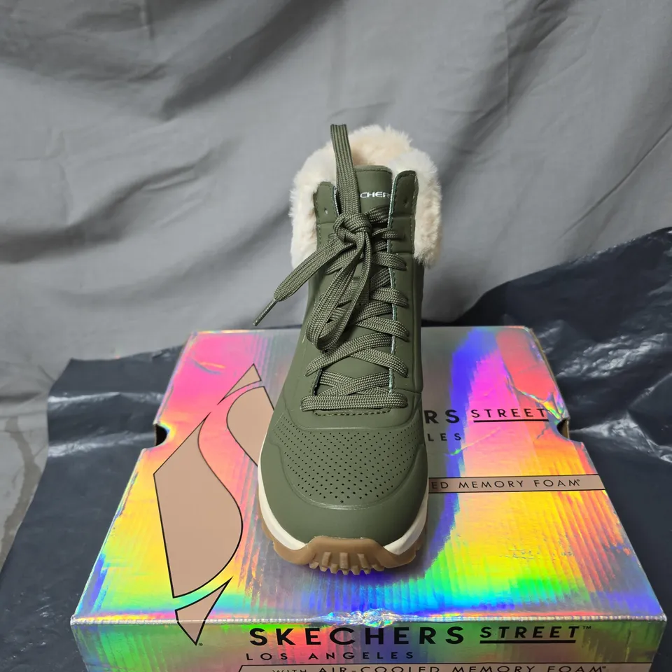 SKECHERS STREET LOS ANGELES OLIVE GREEN FUR-LINED BOOTS – MEMORY FOAM SIZE 4.5